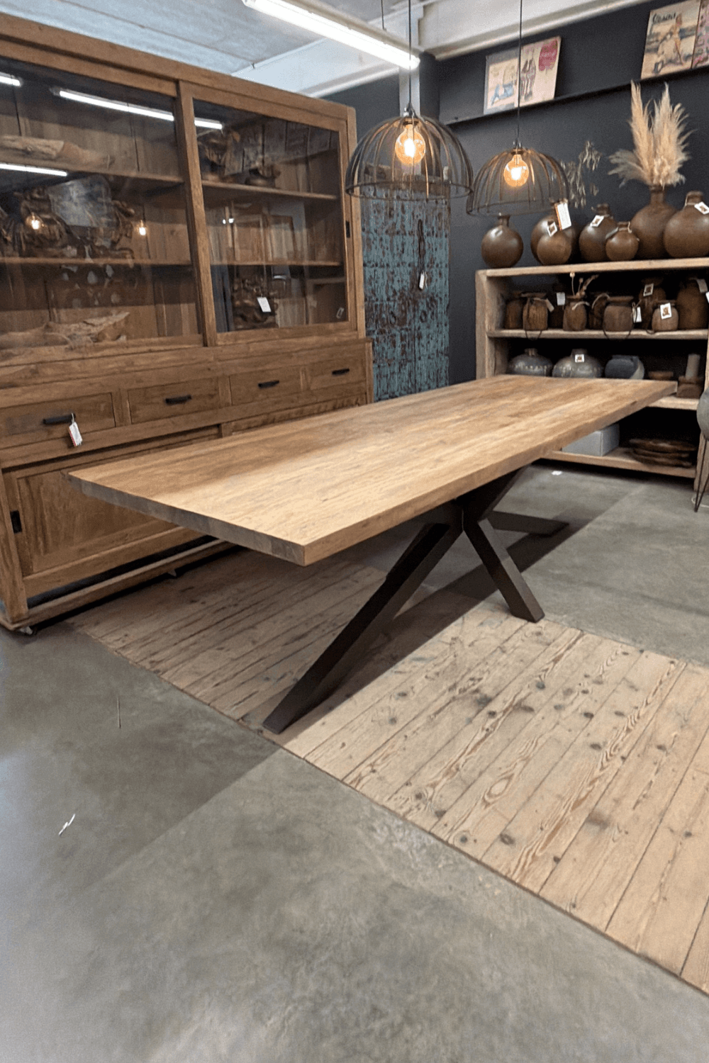 Teak houten eettafel 260 cm met een anodic brown metalen matrix spin poot Teak houten eettafel 260 cm met een anodic brown metalen matrix spin poot