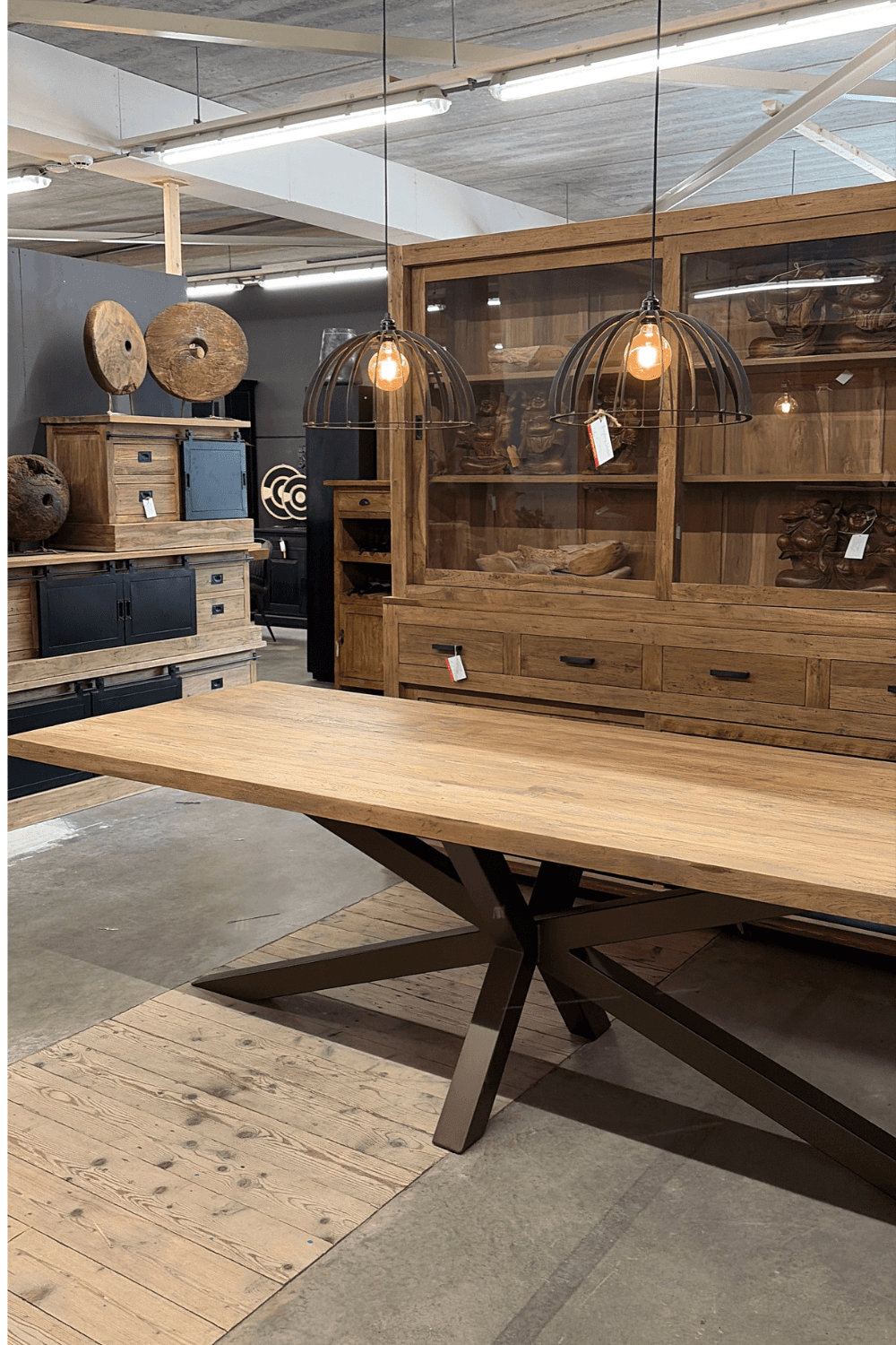 Teak houten eettafel 260 cm met een anodic brown metalen matrix spin poot Teak houten eettafel 260 cm met een anodic brown metalen matrix spin poot