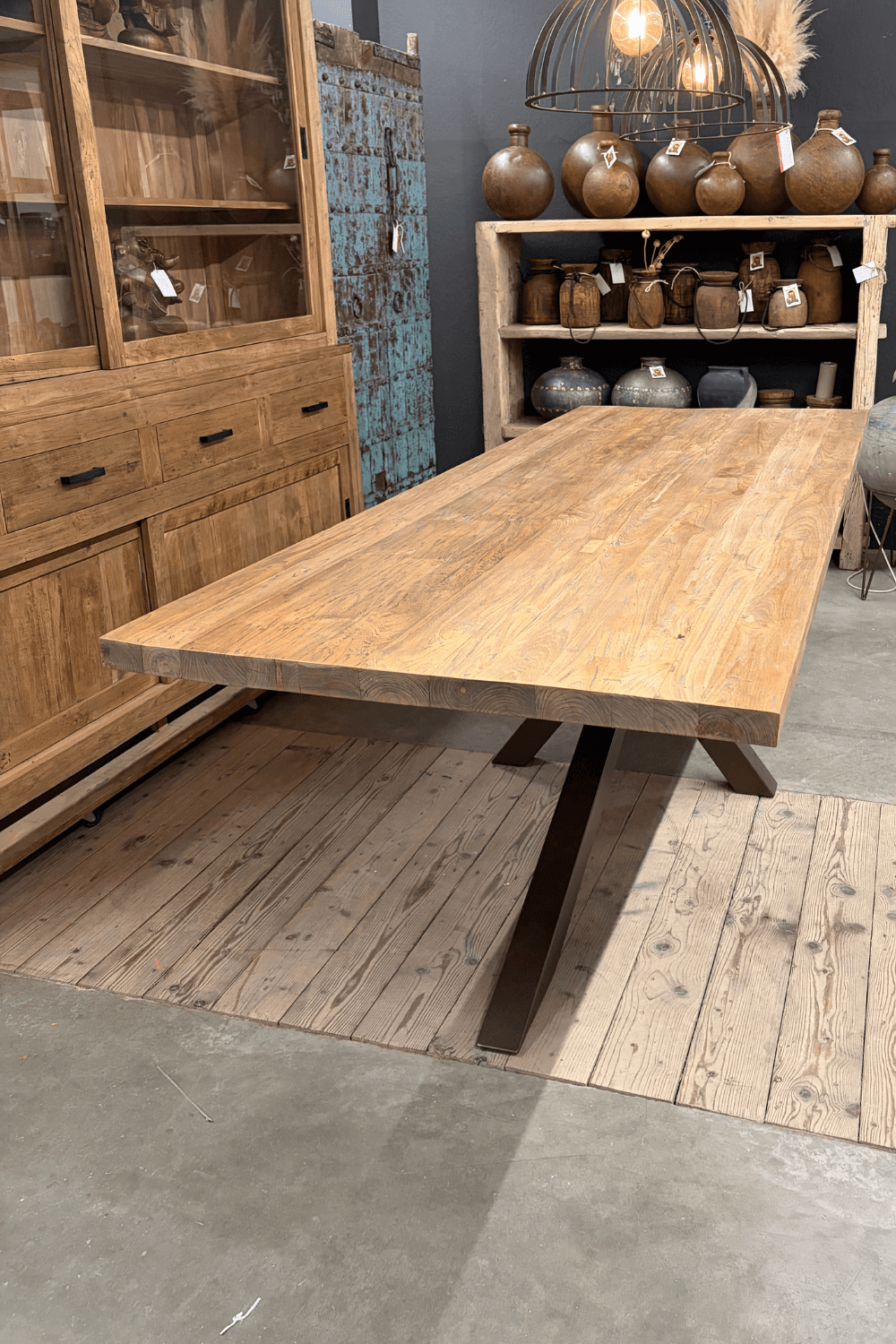 Teak houten eettafel 260 cm met een anodic brown metalen matrix spin poot Teak houten eettafel 260 cm met een anodic brown metalen matrix spin poot