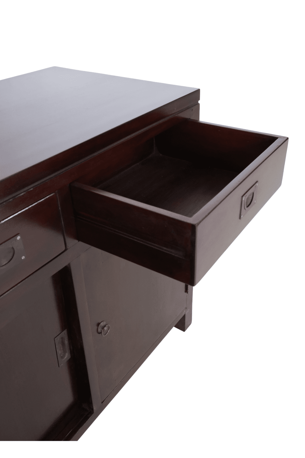 Warme houten sideboard in aardse interieurstijl