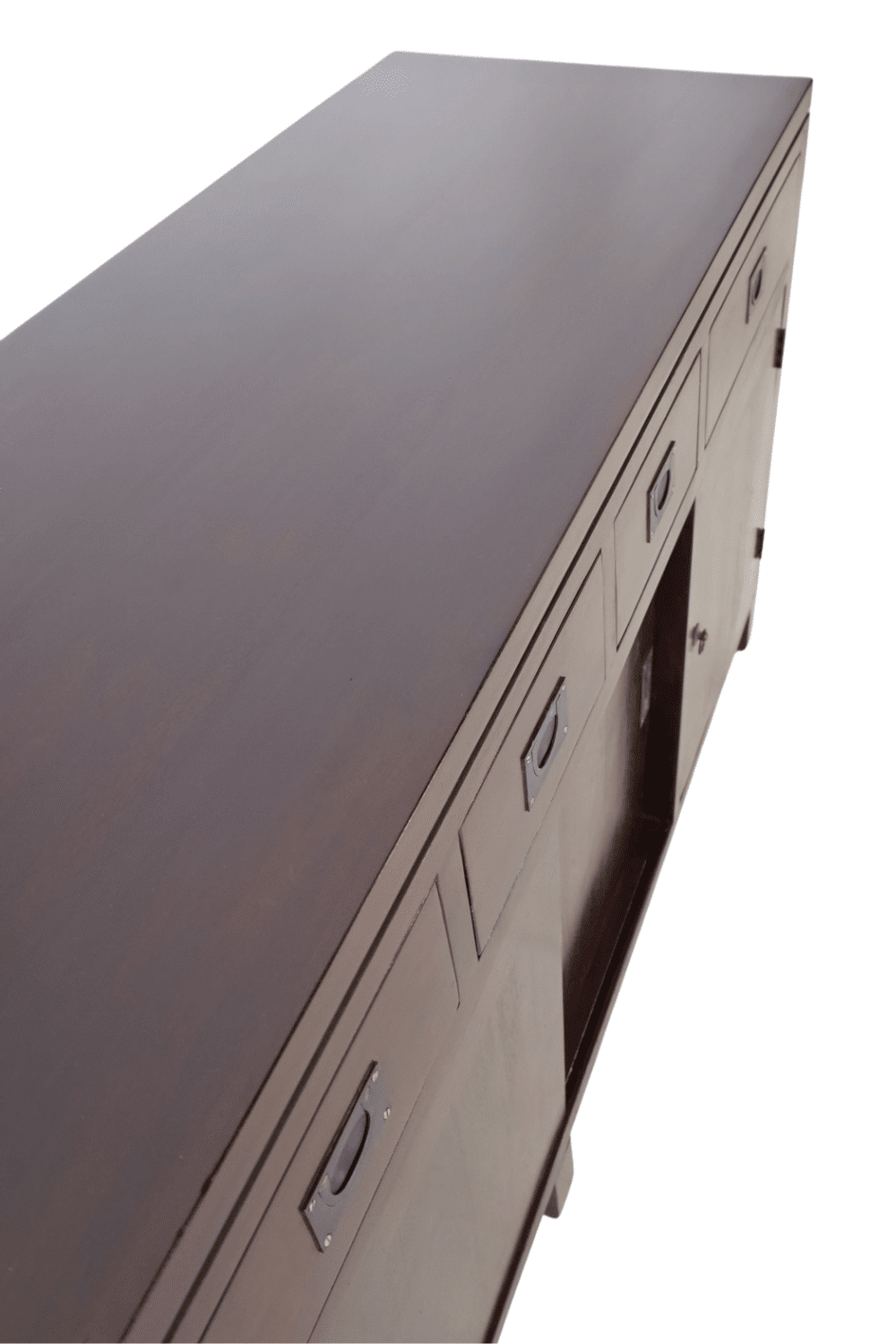 Warme houten sideboard in aardse interieurstijl