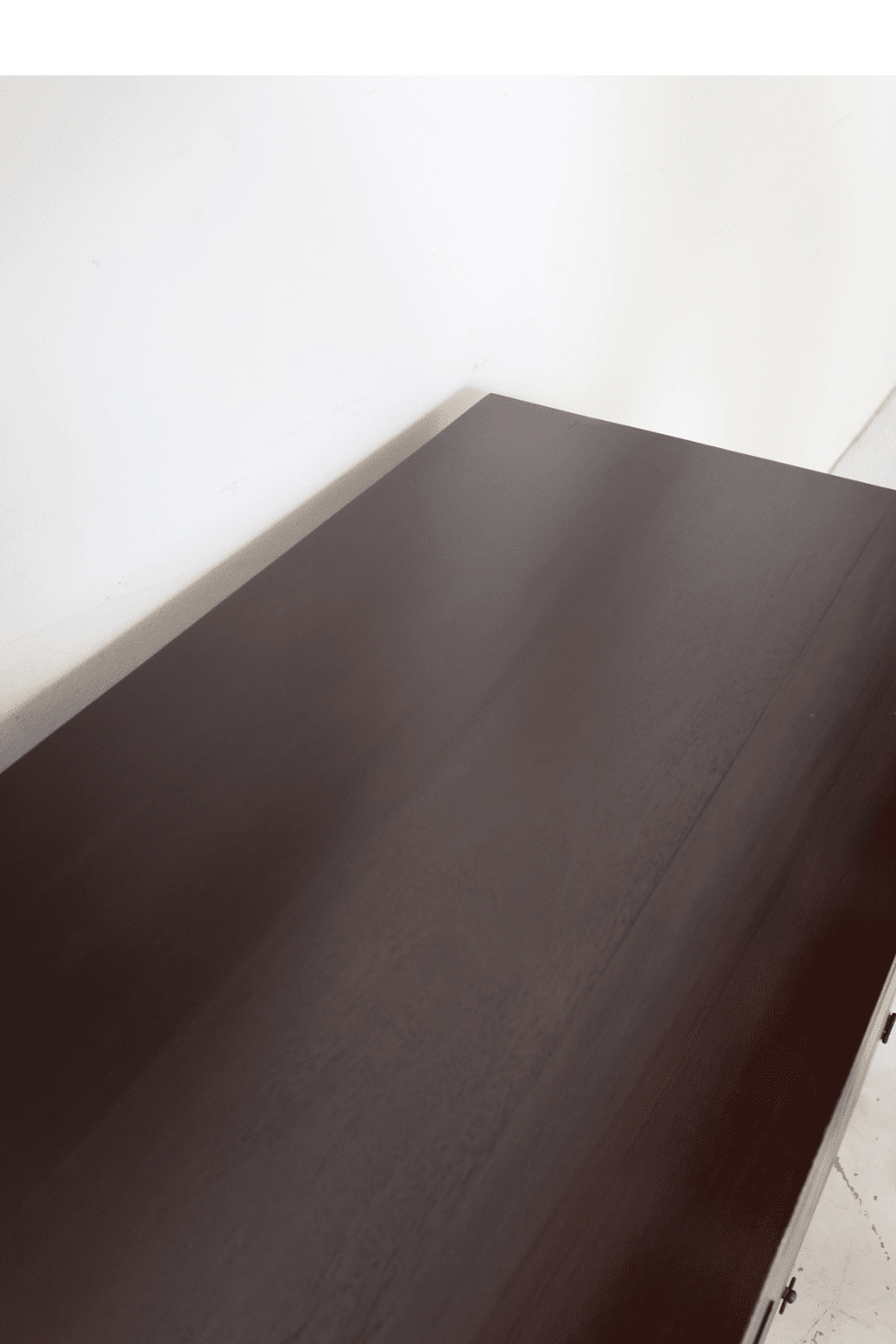 Warme houten sideboard in aardse interieurstijl