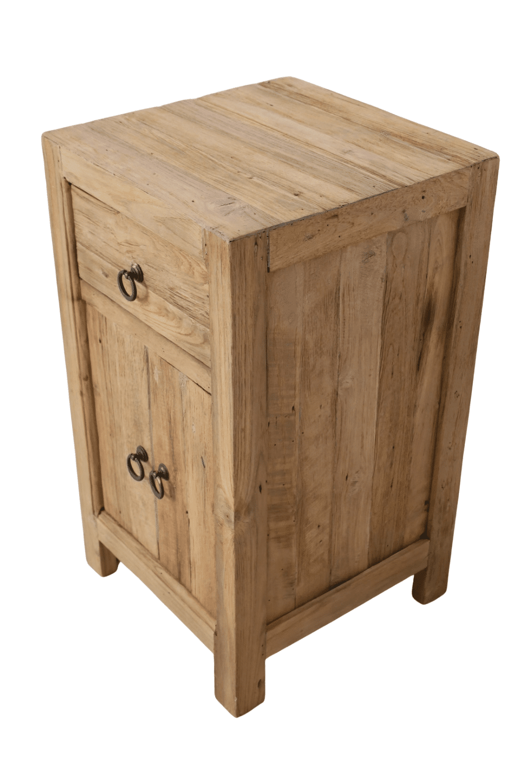 Rustieke houten nachtkast in warme slaapkamer
