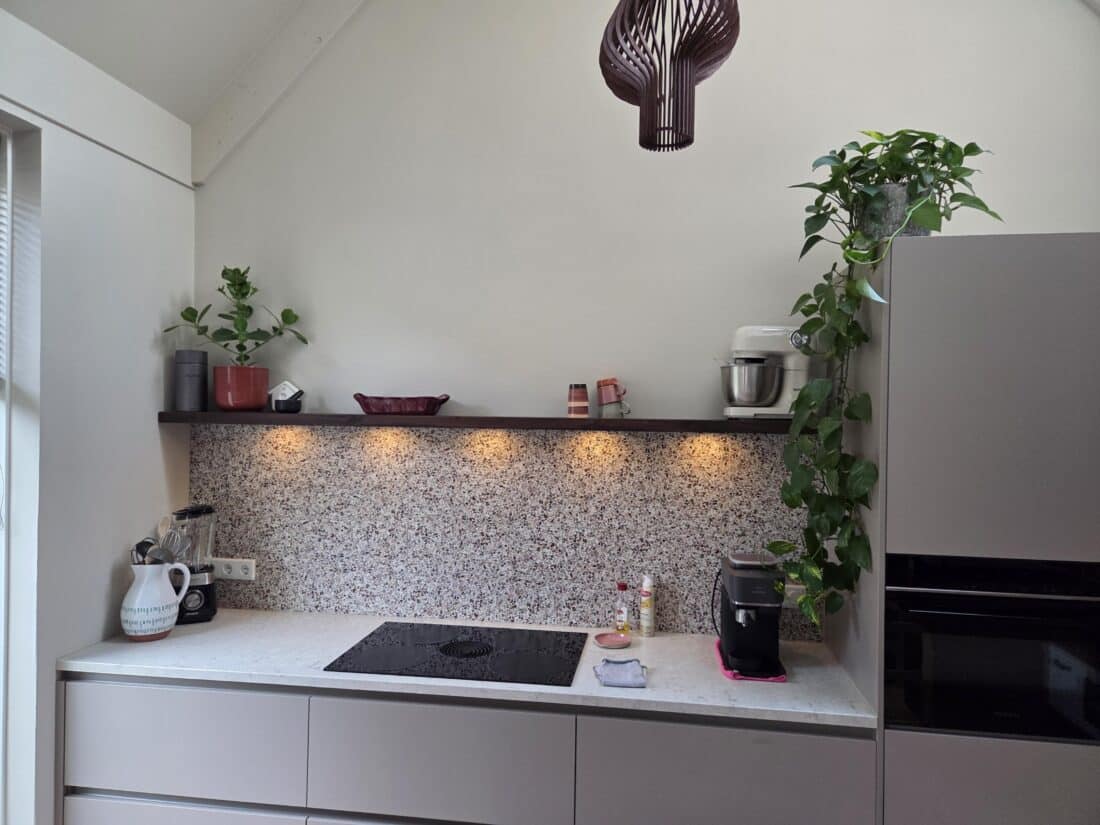 Noten Wandplank Met Led Verlichting Op Maat Gemaakt Noten Wandplank Met Led Verlichting Op Maat Gemaakt