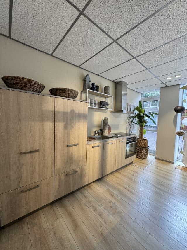 Showroomkeuken In Eiken Zand Met Betonlook Werkblad