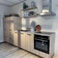 Showroomkeuken In Eiken Zand Met Betonlook Werkblad