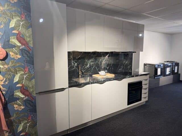 Showroomkeuken Hoogglans Mist Met Keramiek Werkblad En Achterwand