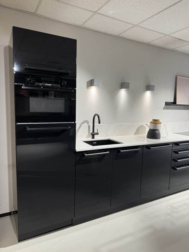 Showroomkeuken In Eiken Zand Met Betonlook Werkblad
