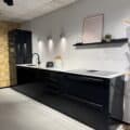 Showroomkeuken In Eiken Zand Met Betonlook Werkblad