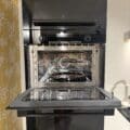 Showroomkeuken In Eiken Zand Met Betonlook Werkblad
