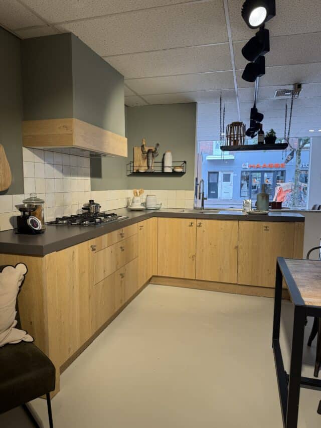 Showroomkeuken In Eiken Zand Met Betonlook Werkblad Showroomkeuken In Eiken Zand Met Betonlook Werkblad