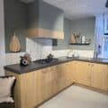 Showroomkeuken In Eiken Zand Met Betonlook Werkblad Showroomkeuken In Eiken Zand Met Betonlook Werkblad