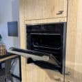 Showroomkeuken In Eiken Zand Met Betonlook Werkblad Showroomkeuken In Eiken Zand Met Betonlook Werkblad