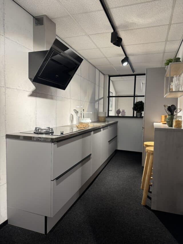 Showroomkeuken In Eiken Zand Met Betonlook Werkblad Showroomkeuken In Eiken Zand Met Betonlook Werkblad