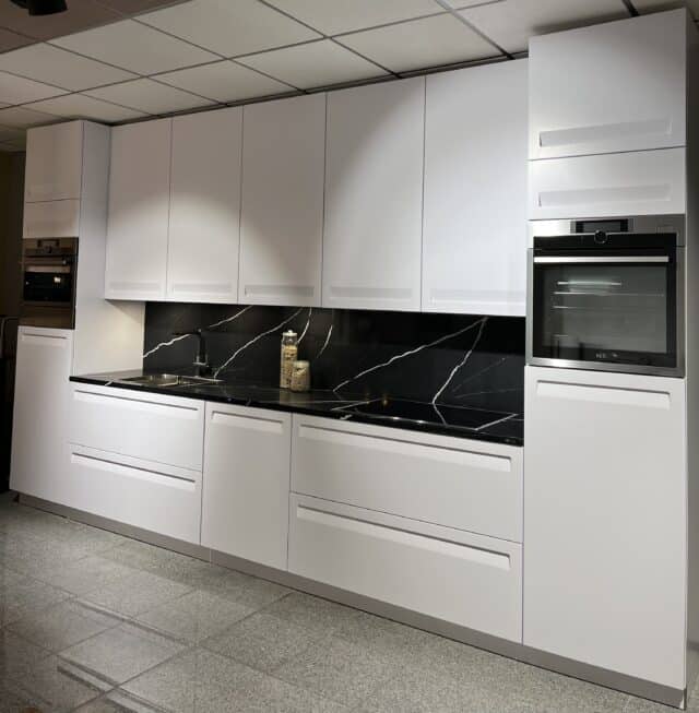 Showroomkeuken Benito Ijswit Gelakt