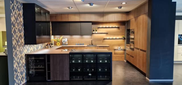 Showroomkeuken Notenkleur Met Mat Zwarte Accenten