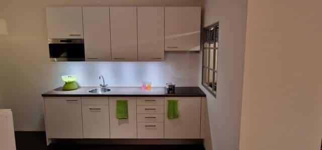 Complete Showroomkeuken In Het Wit Met Kunstof Werkblad