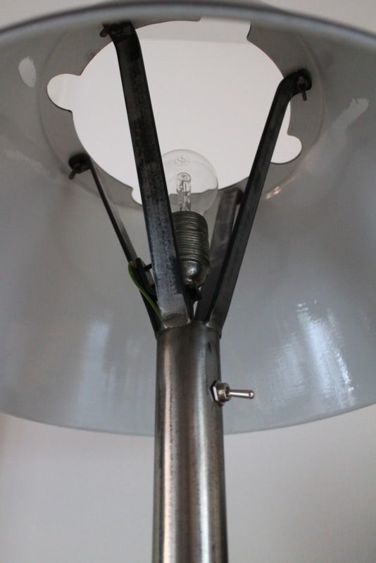 Industriële vloerlamp op driepoot met aluminium kap