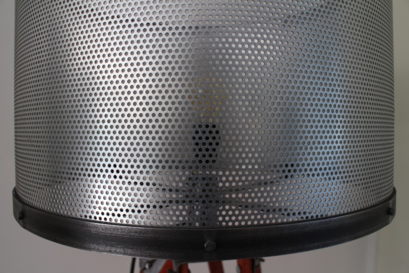 Przemysłowa lampa podłogowa z perforowanym kloszem