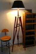 INDUSTRIËLE VLOERLAMP OP DRIEPOOT MET ALUMINIUM KAP