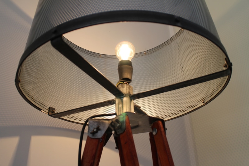 Industriële vloerlamp met geperforeerde kap