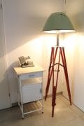 Industriële vloerlamp op driepoot met aluminium kap