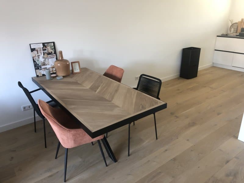 Visgraat eiken tafel Osla vierkant met matrix onderstel