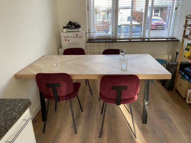 Visgraat eiken tafel Osla met A-onderstel