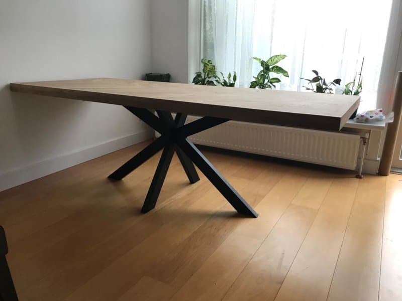 Visgraat eiken tafel Osla vierkant met matrix onderstel