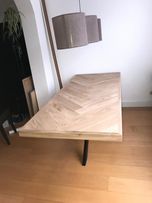 Visgraat eiken tafel Osla vierkant met matrix onderstel