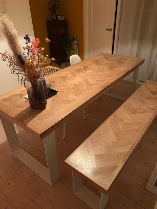 Stół ze wzorem w jodełkę i dopasowana ławka ze wzorem w jodełkę