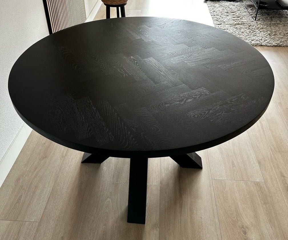 Lawica ronde visgraat eiken tafel 130 x 3,5cm met zwarte coating met matrix onderstel 10 x 10cm met zwarte coating