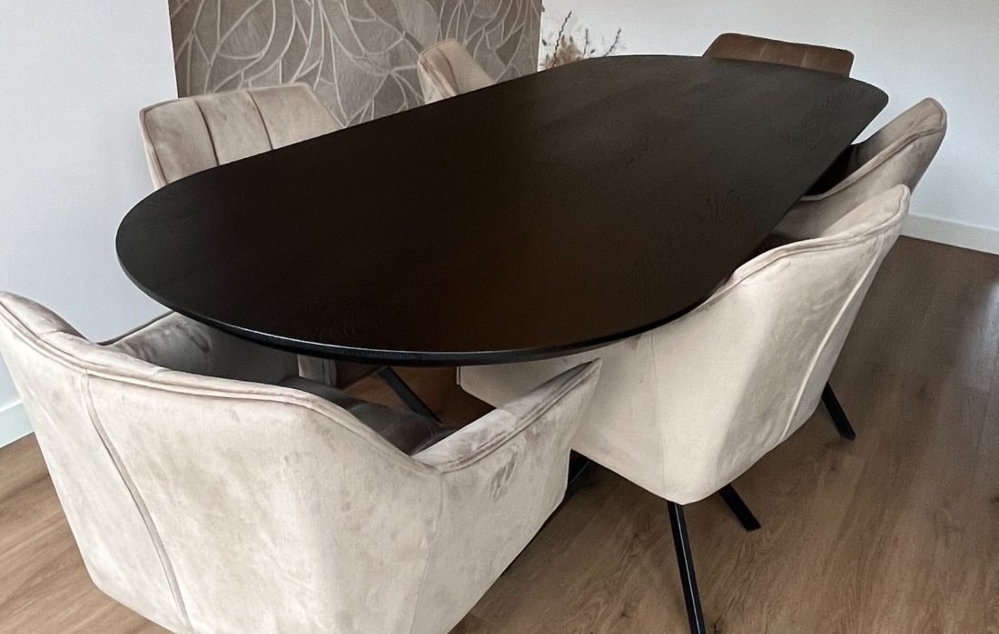 Flache, ovale Tischplatte aus Eichenholz, 240 x 90 x 4 cm, mit 1 x 60 Grad abgeschrägter Kante in schwarzer Farbe und Basismatrix 5 x 5 cm mit schwarzer Beschichtung