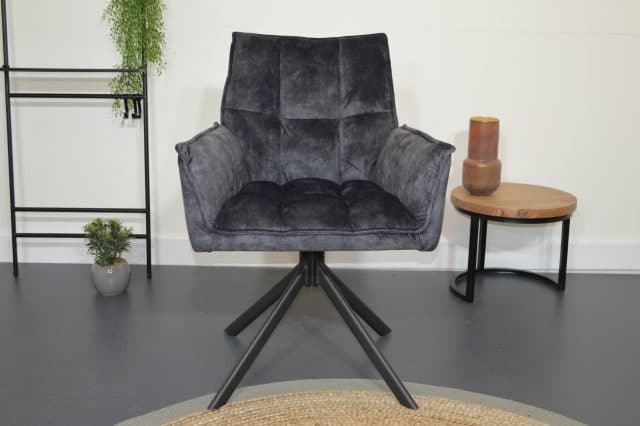 Lucas adore dark grey