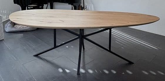 Organa organische tafel rechtse vorm 240 x 110 x 4cm met verjongde rand 1 x 60 graden met matrix thin 3x3cm met zwarte coating