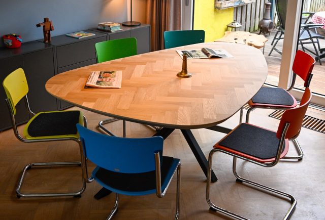 Pebble visgraat eiken organische tafel 200 x 110 x 4cm met verjongde rand 1x45 graden met matrix onderstel 5x5cm zwarte coating