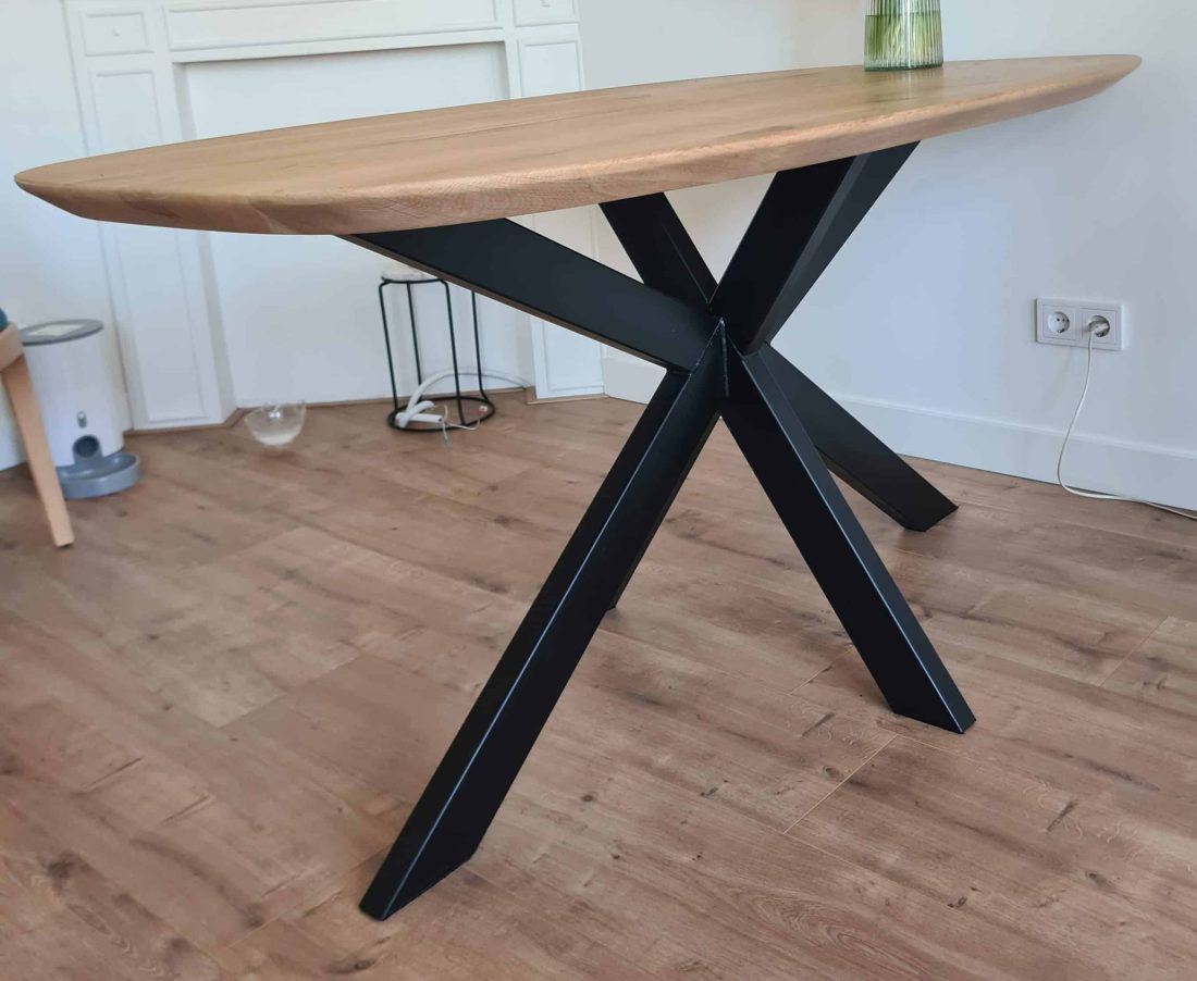 Torun deense tafel met 1x60graden verjongde rand met matrix onderstel 8x4 zwart