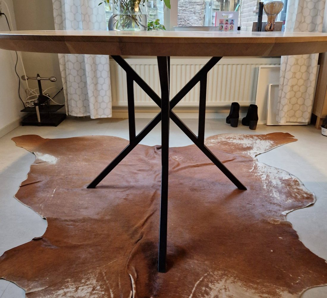 Torun Deens ovale eiken tafel 180 x 120 x 4cm verjongde rand 1x60 graden met matrix thin onderstel 3x3cm zwarte coating