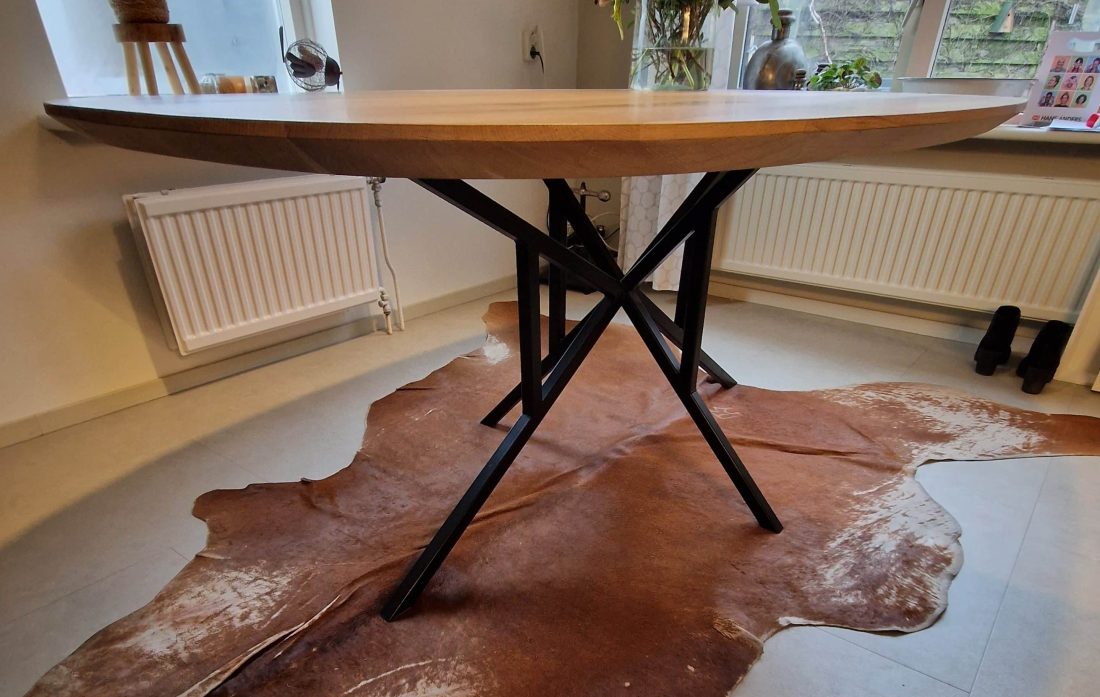 Torun Deens ovale eiken tafel 180 x 120 x 4cm verjongde rand 1x60 graden met matrix thin onderstel 3x3cm zwarte coating