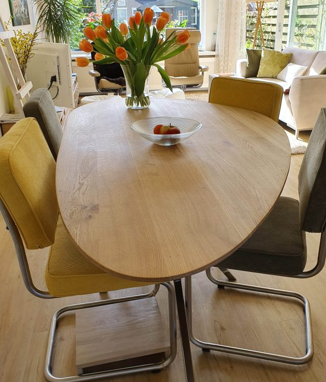 Pebble organische eiken tafel 190 x 100 x 4cm (vorm links) met 1 x 60 graden verjongde rand, met matrix thin 3 x 3 cm gepolijst zilver met transparante coating