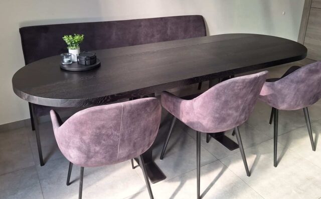 Plat ovale eiken tafel 210 x 80 x 4cm met 1x45 graden verjongde rand, kleur eiken Black met T onderstel 10x1cm stripmetaal met zwarte coating