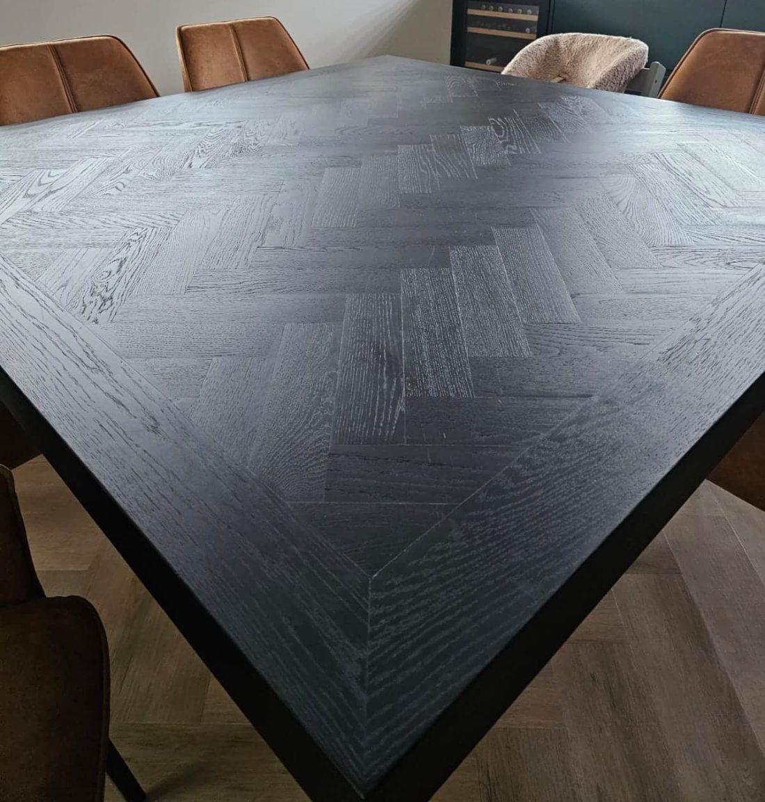 Mosina-Tisch aus Eiche mit Fischgrätenmuster, 160 x 160 x 8 cm, quadratisch in Schwarz mit Matrixfuß 10 x 10 cm aus blankem Stahl