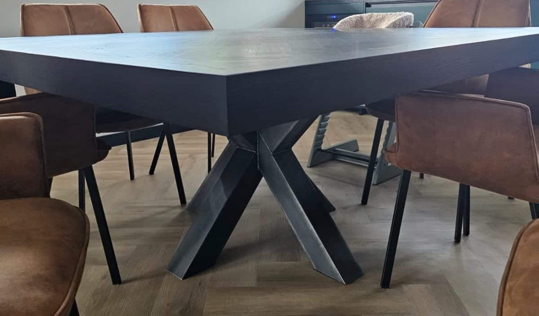 Mosina visgraat eiken tafel 160 x 160 x 8cm vierkant in de kleur black met matrix onderstel 10 x 10cm kaalstaal