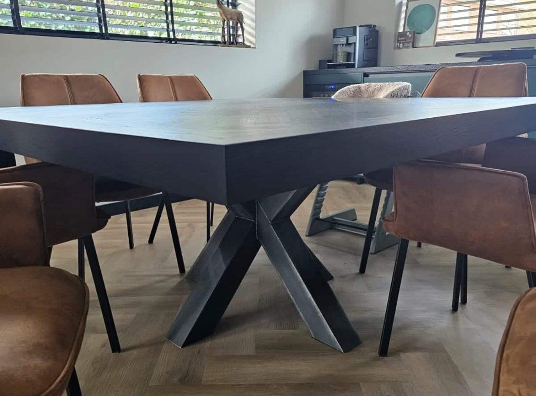 Mosina Tisch aus Eiche mit Fischgrätmuster, 160 x 160 x 8 cm, Farbe Schwarz, mit Matrixbasis 10 x 10 cm aus blankem Stahl