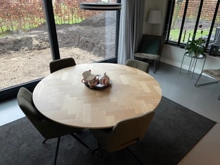 Stół Ławica okrągły dębowy w jodełkę 150x3,5cm ze zwężającą się krawędzią 1x45 z podstawą matrix 8x4cm czarny