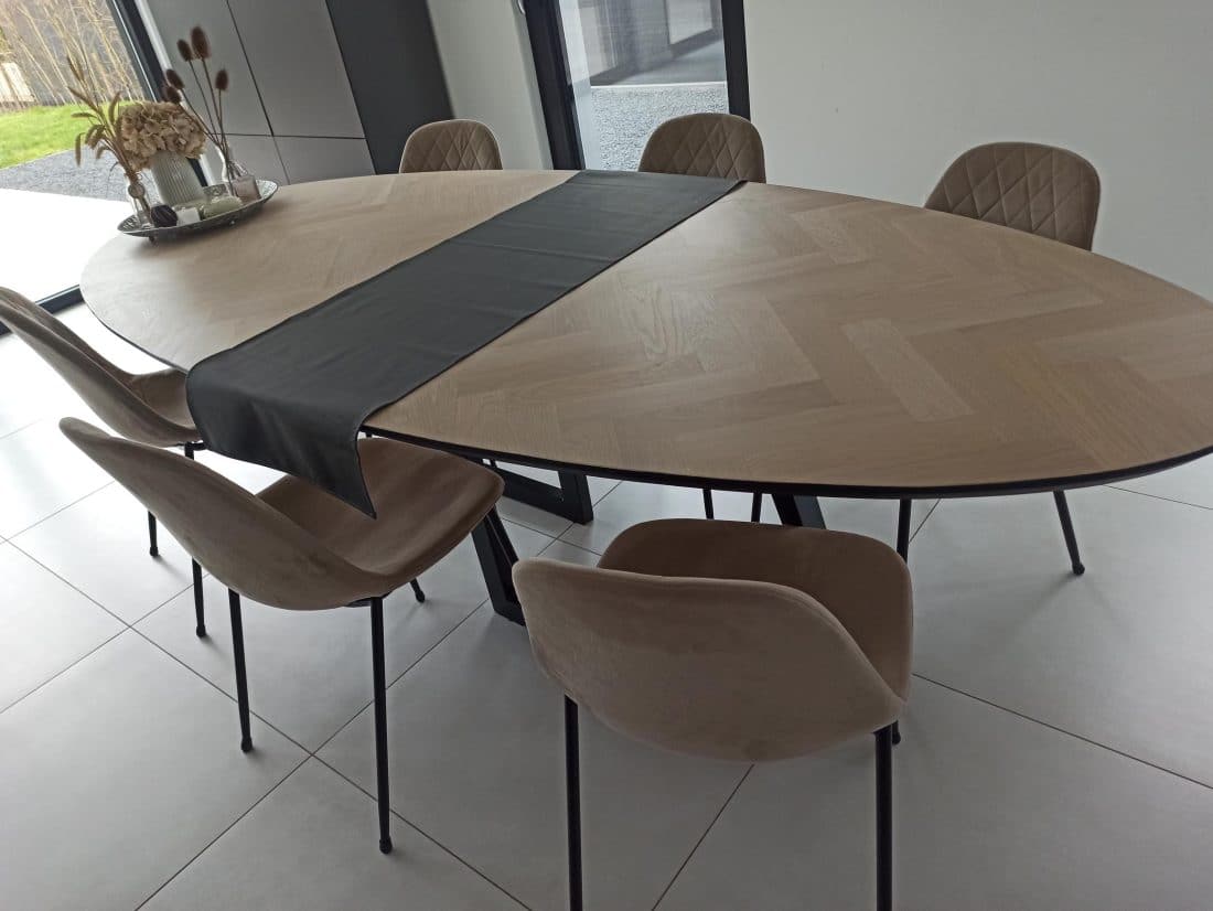 Milin ovale eiken visgraat tafel 260 x 110 x 4cm verjongde rand 1x45 zwart met L onderstel zwart