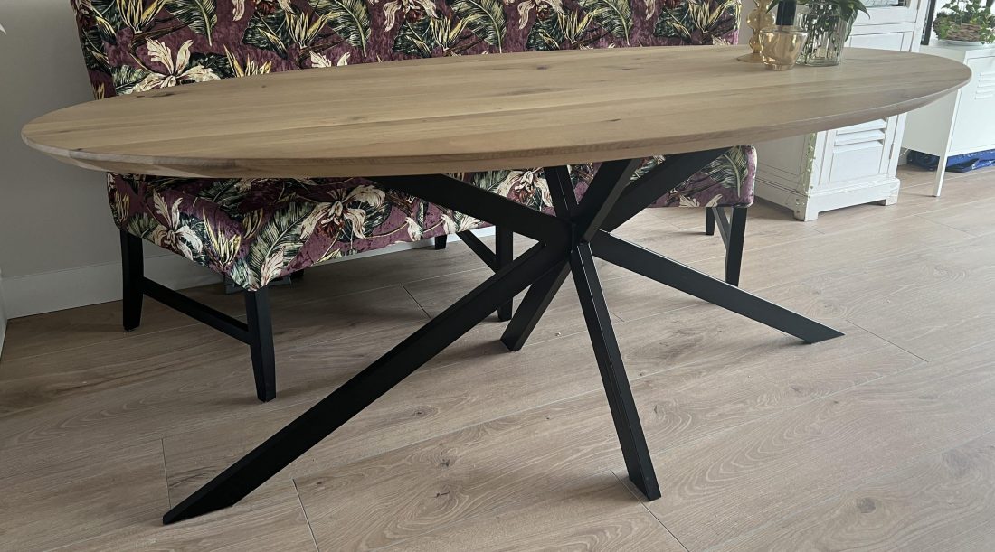 Obra ovaler Tisch aus massiver Eiche, 200 x 90 x 4 cm, mit konischer Kante und elegantem Matrixfuß 6 x 3 cm