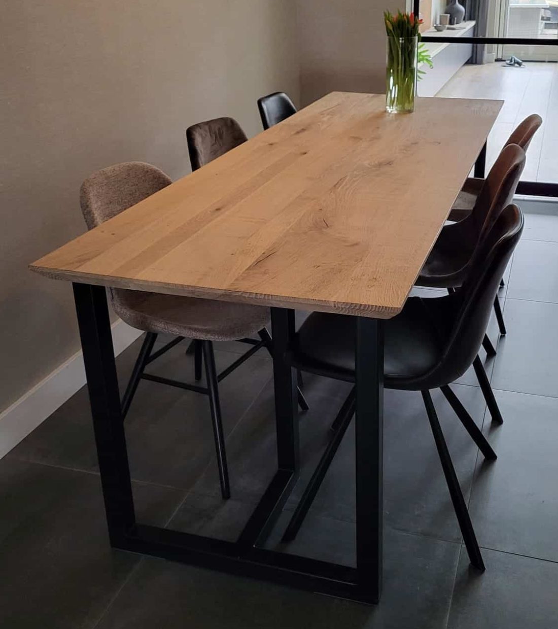 Kulin eiken tafel 220 x 80 x 4cm met 1x45 graden verjongde rand met Zagan onderstel 5x5cm met zwarte coating