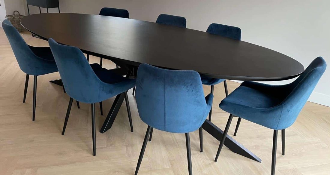 Obra ovale eiken tafel 270 x 120 x 4 met verjongde rand 1 x 45 graden afgerond kleur zwart met matrix onderstel 8 x 4cm zwarte coating