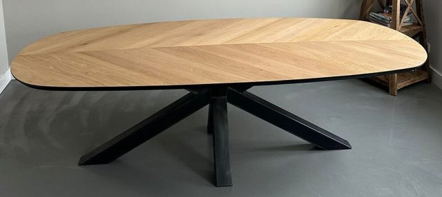 Demlin Deens visgraat eiken tafel 260 x 120 x 4cm met 1x45 graden verjongde zwarte rand, visgraat in Hongaarse punt met matrix onderstel 10 x 10cm met zwarte coating